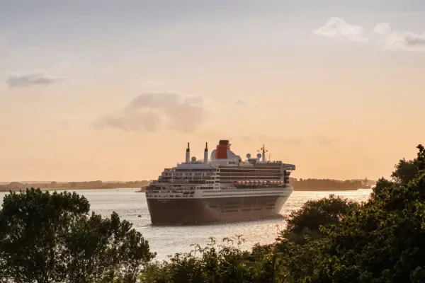 Queen Mary 2 Ein großes Kreuzfahrtschiff auf dem Wasser.