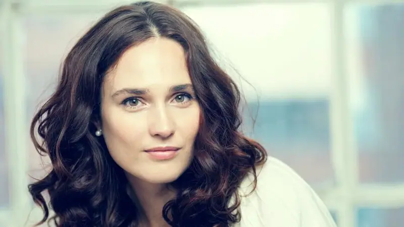 Pianistin Anna Vinnitskaya in einem weißen Oberteil