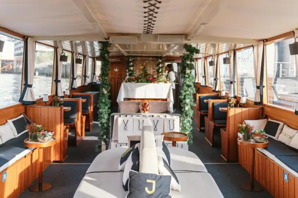 Ein Zimmer mit einem Tisch und Stühlen an der Seite.