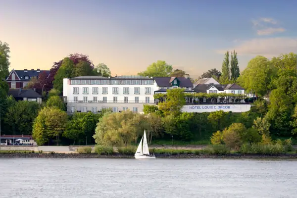 Außenansicht des Hotels Louis C. Jacob von der Elbe her.