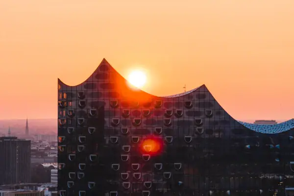 Sonnenuntergang über einem Gebäude