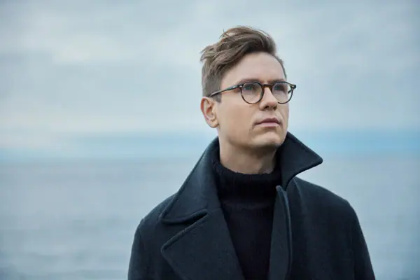 Víkingur Ólafsson Ein Mann mit Brille und Mantel.