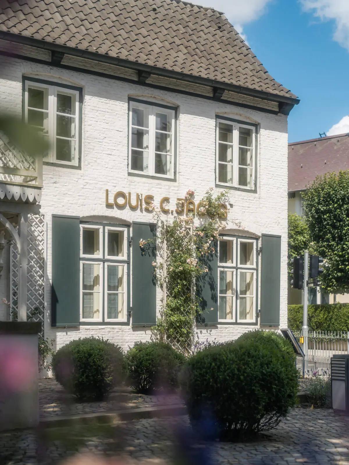 Ein Gebäude mit einem Schild an der Vorderseite.