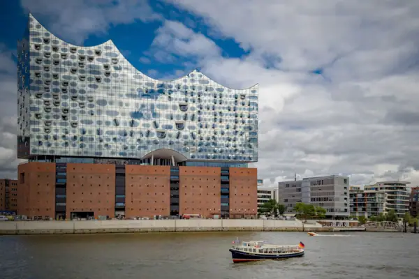 Die Barkasse MS Jacob auf der Elbe mit dem Gebäude der Elbphilharmonie Hamburg im Hintergrund.
