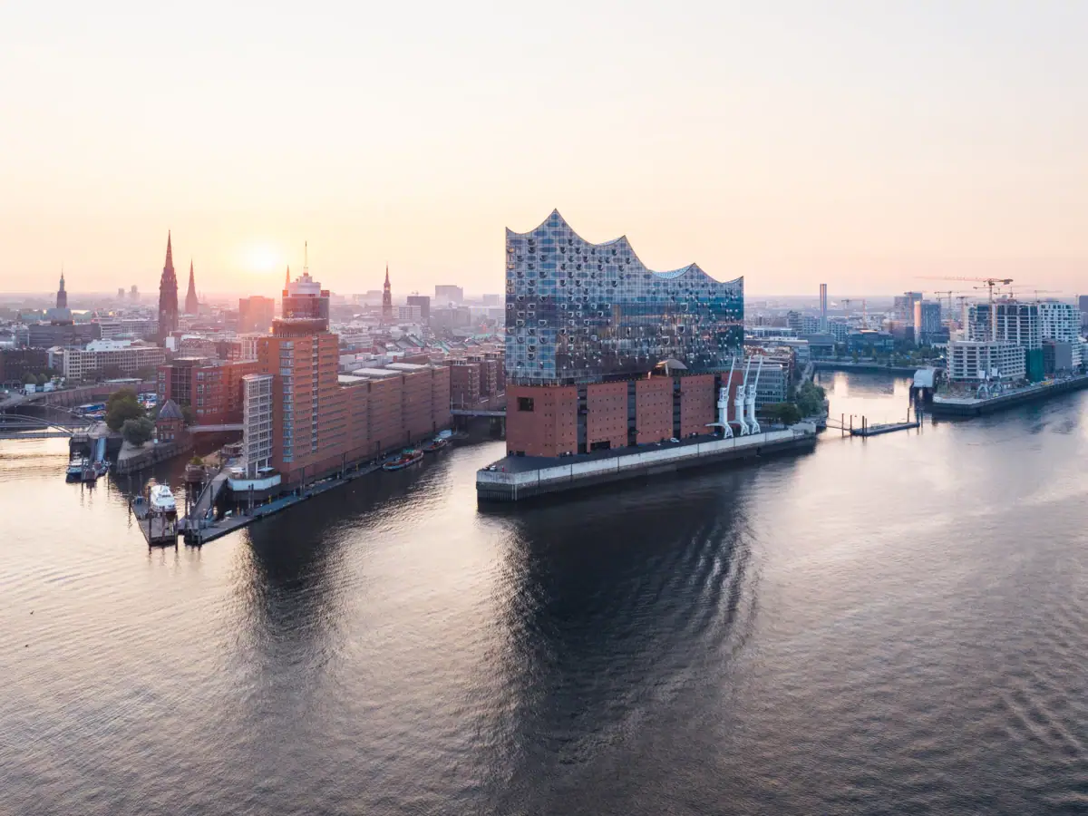 Bild aus der Vogelperspektive von der Elbe und der Elbphilharmonie.
