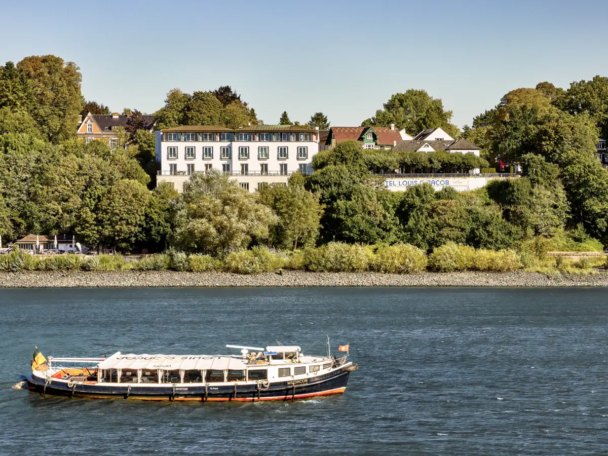 Barkasse MS Jacob fährt auf der Elbe bei Sonnenschein.