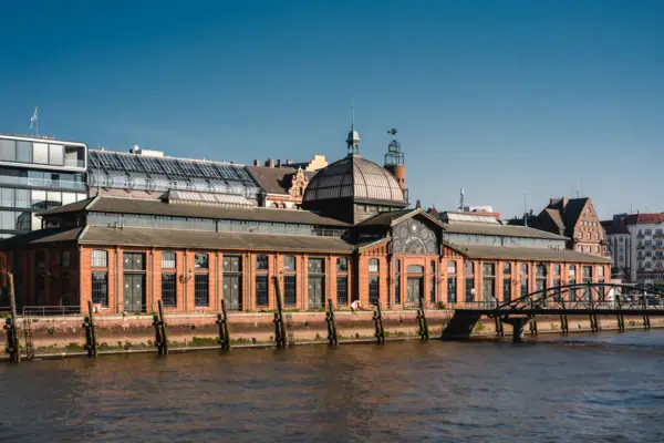 Die Hamburger Fischauktionshalle mit der Elbe im Vordergrund