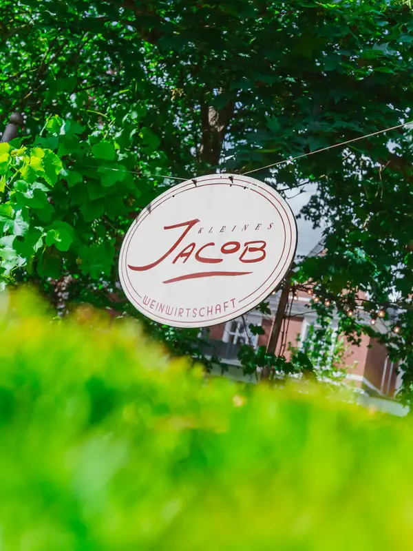 Schild der Außenwerbung für die Weinwirtschaft Kleines Jacob.