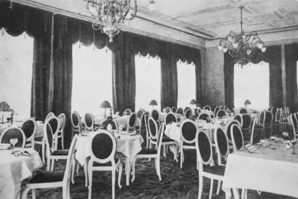 Schwarz-weiß Bild des großen Saals im Hotel Louis C. Jacob ungefähr im Jahre 1789.