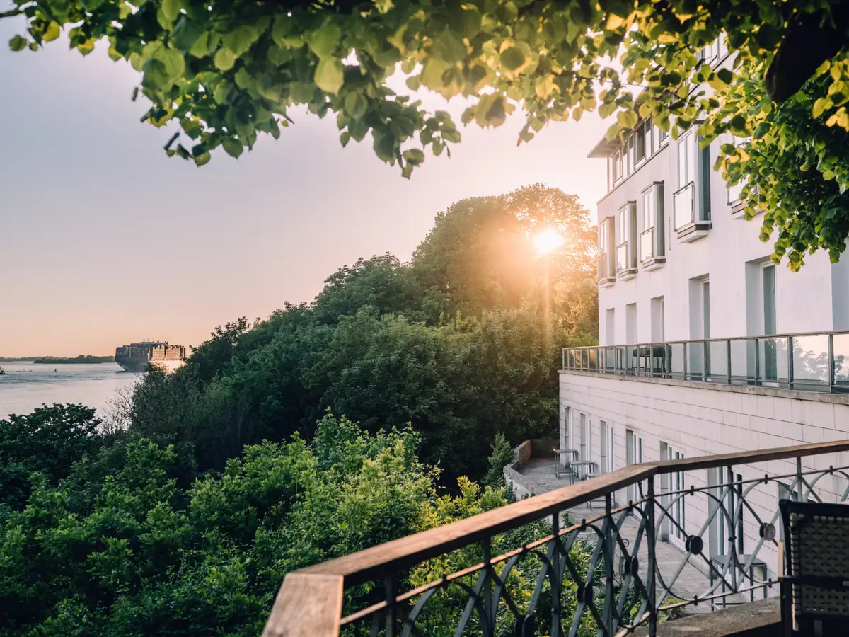 Der Blick von der Lindenterrasse auf die Elbe und das Louis C. Jacob Hotel bei Sonnenuntergang. 
