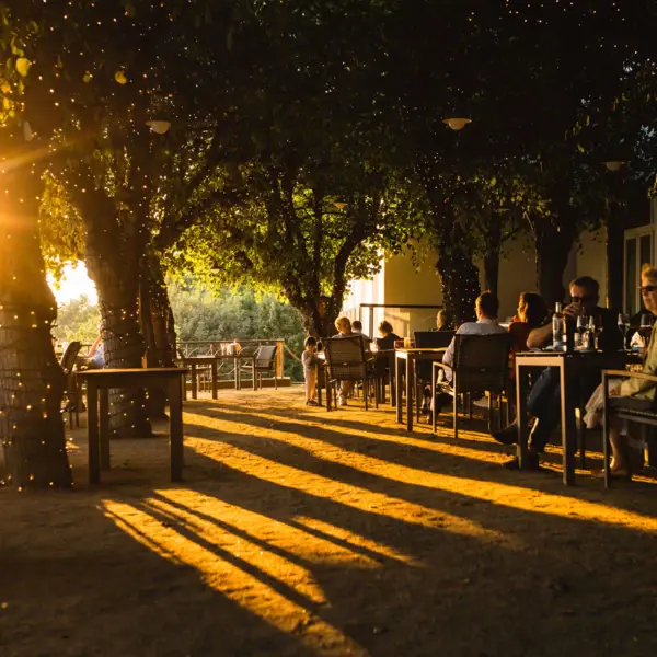Lindenterrasse des Hotels Louis C. Jacob bei Sonnenuntergang.