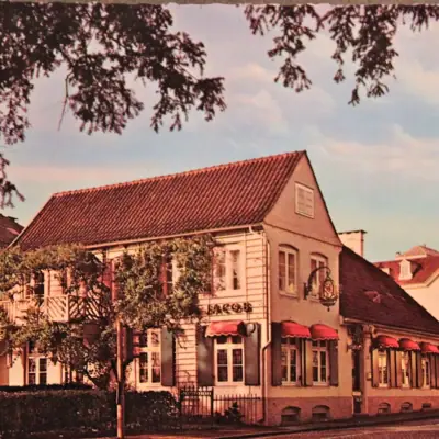 Ein Gebäude mit Markisen an der Vorderseite.