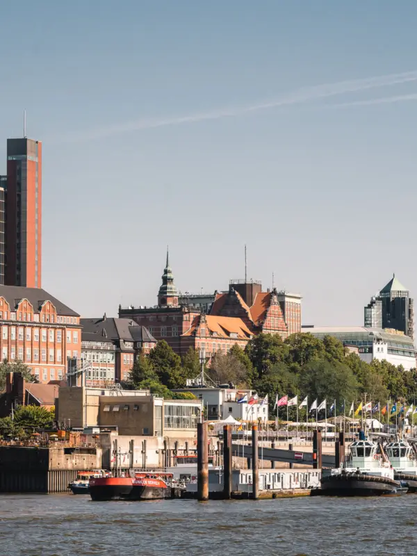 Blick von der Elbe aus auf den Hafen Hamburg, die Landungsbrücken und den Michel.
