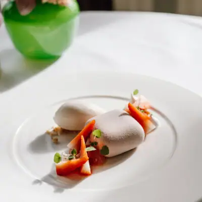 Dessert-Gericht auf weißem Teller