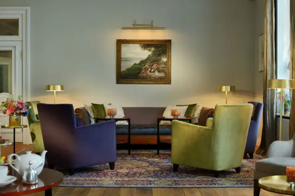 Sofa, zwei Sessel und Tische in der gemütlichen Wohnhalle im Hotel Louis C. Jacob.