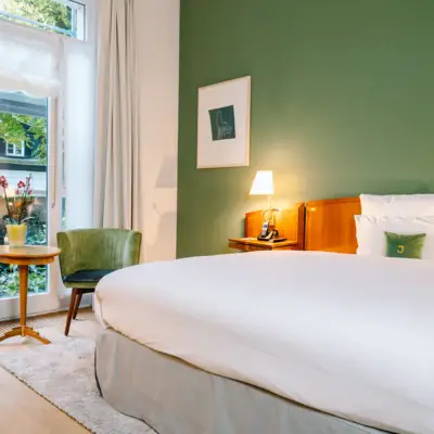 Schlafzimmer mit einem Bett und einem Stuhl.