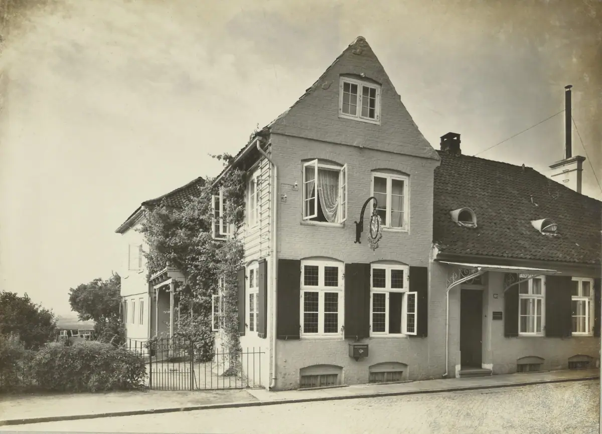 Ein Haus mit einem Zaun im Freien.