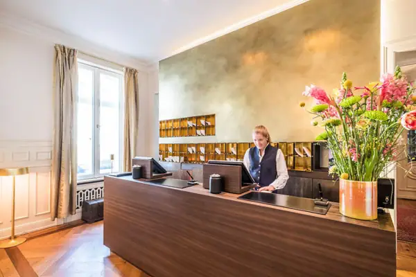 Empfangstresen in der Lobby des Hotels Louis C. Jacob.