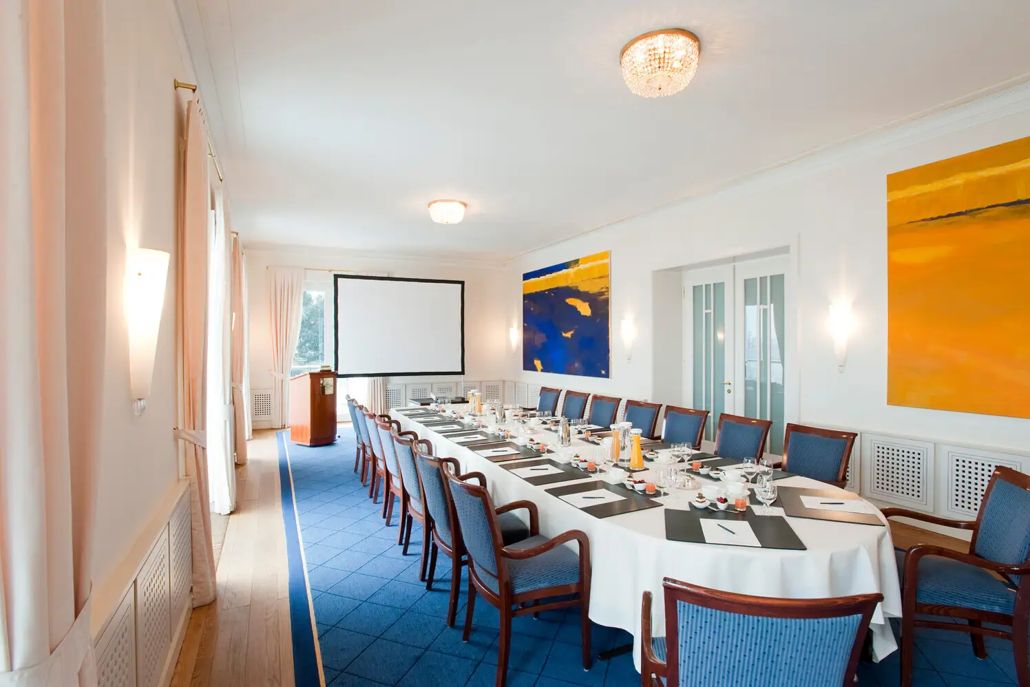 Landschaftszimmer Louis C. Jacob Hamburg Landschaftszimmer im Louis C. Jacob mit langem eingedecktem Konferenztisch.