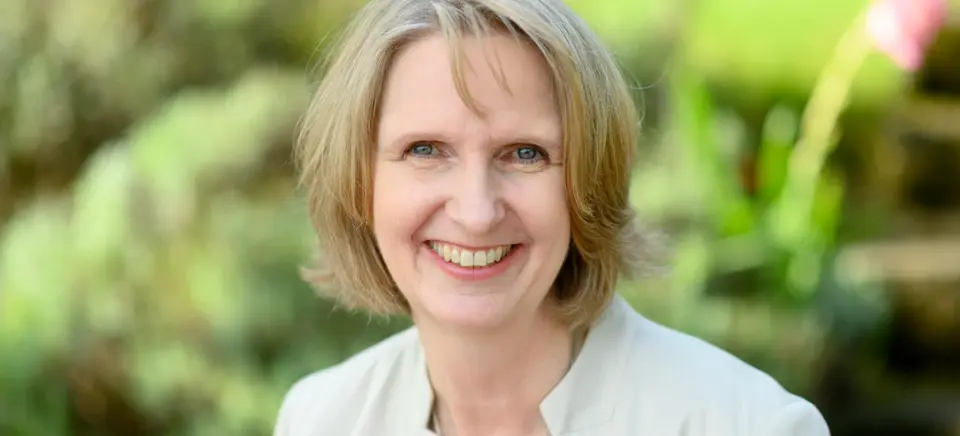 Eine Frau lächelt für ein Foto.