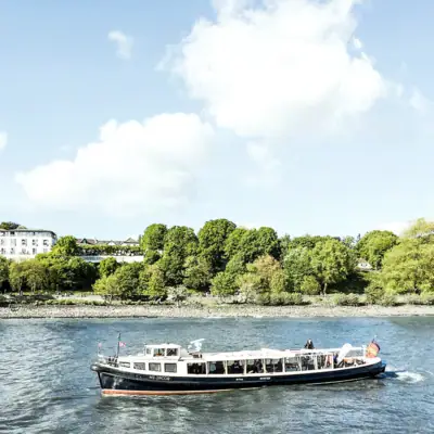 Barkasse MS Jacob auf dem Wasser unter bewölktem Himmel
