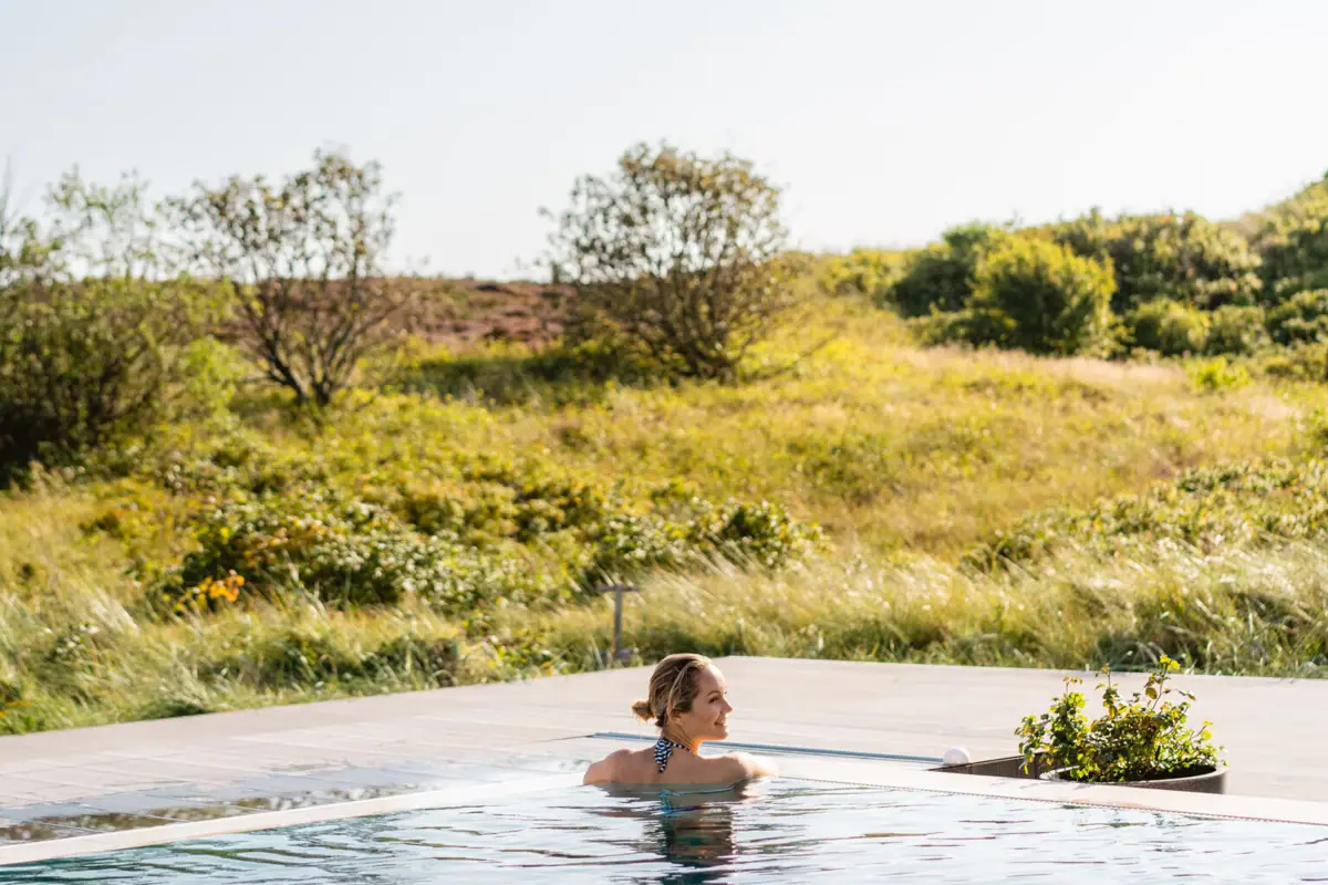 A-ROSA Hotels Eine Frau im Schwimmbecken im Freien.