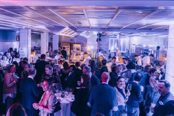 Eine große Gruppe von Menschen bei einer Party in der Küche vom Louis C. Jacob Hotel Hamburg.