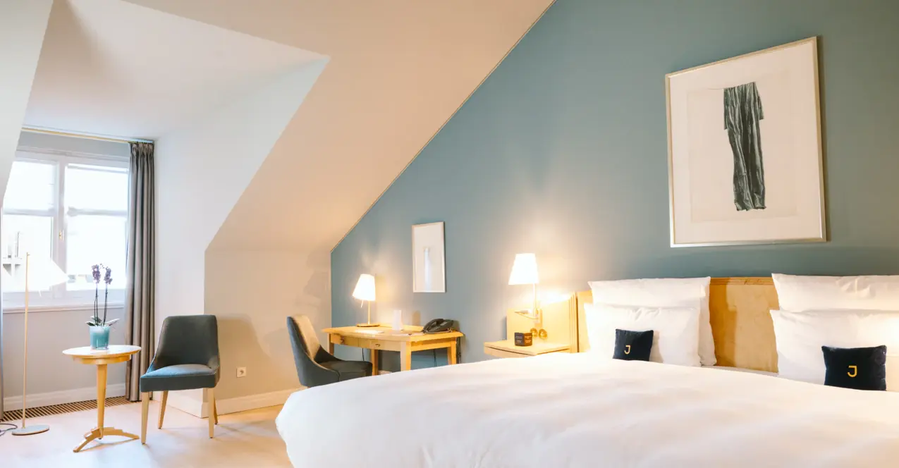 Ein Schlafzimmer mit einem Bett, einem Tisch und Stühlen.
