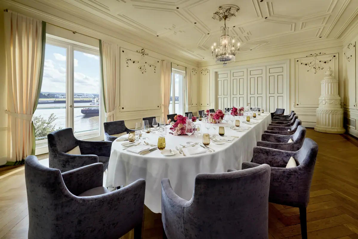 Französisches Zimmer mit feinen Stuckarbeiten im Hotel Louis C. Jacob.