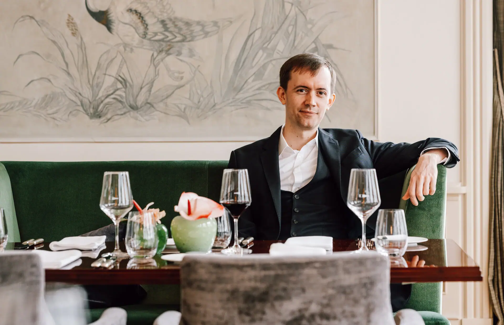 Mika Müller Mann hinter gedecktem Restauranttisch