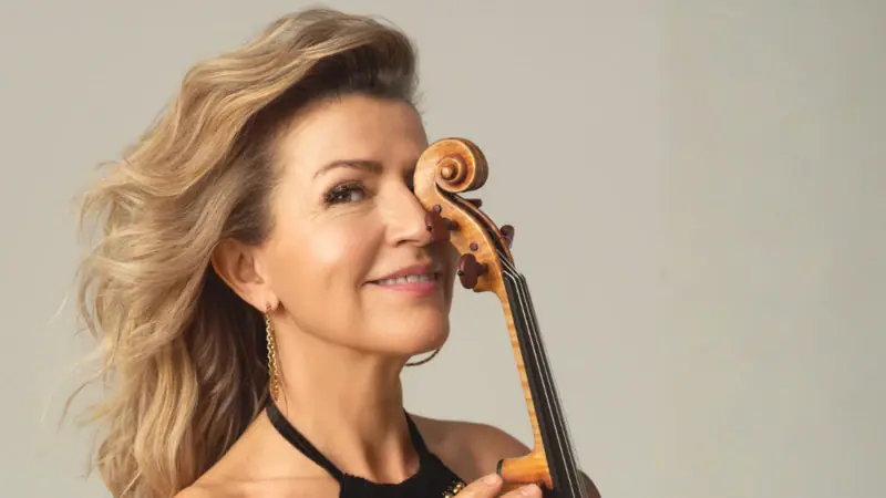 Anne-Sophie Mutter hält eine Geige.