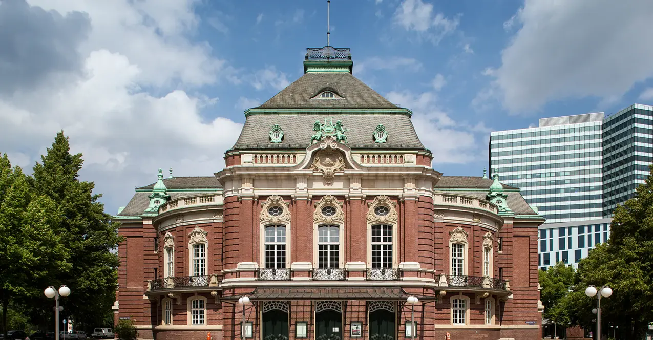 Außenansicht der Laeiszhalle bei Sonnenschein.