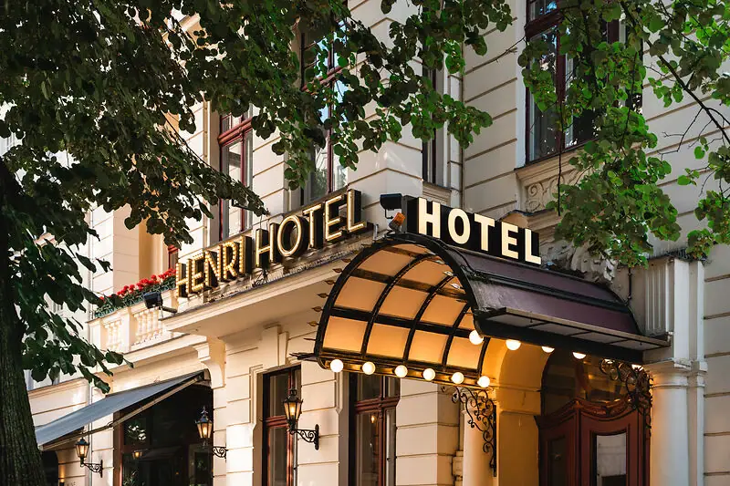 HENRI Hotels Hotel mit beleuchteter Fassade