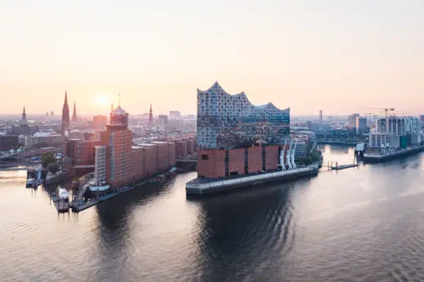 Stadtansicht mit Wasserweg und Schiffen im Vordergrund.