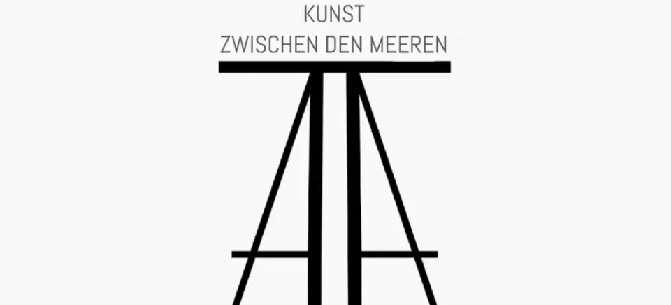 Schwarz-weißes Logo mit Text und Design-Elementen.