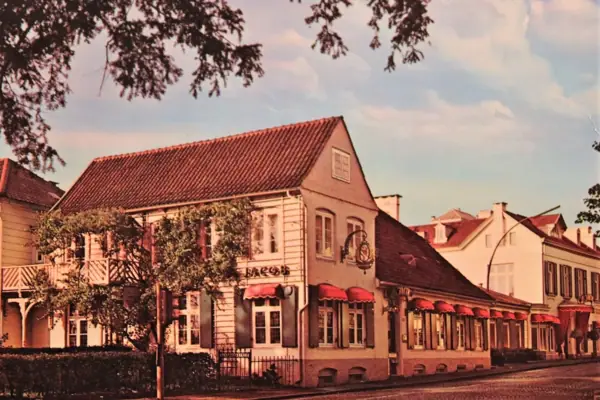 Historisches Jacob Ein Gebäude mit Markisen an der Vorderseite.