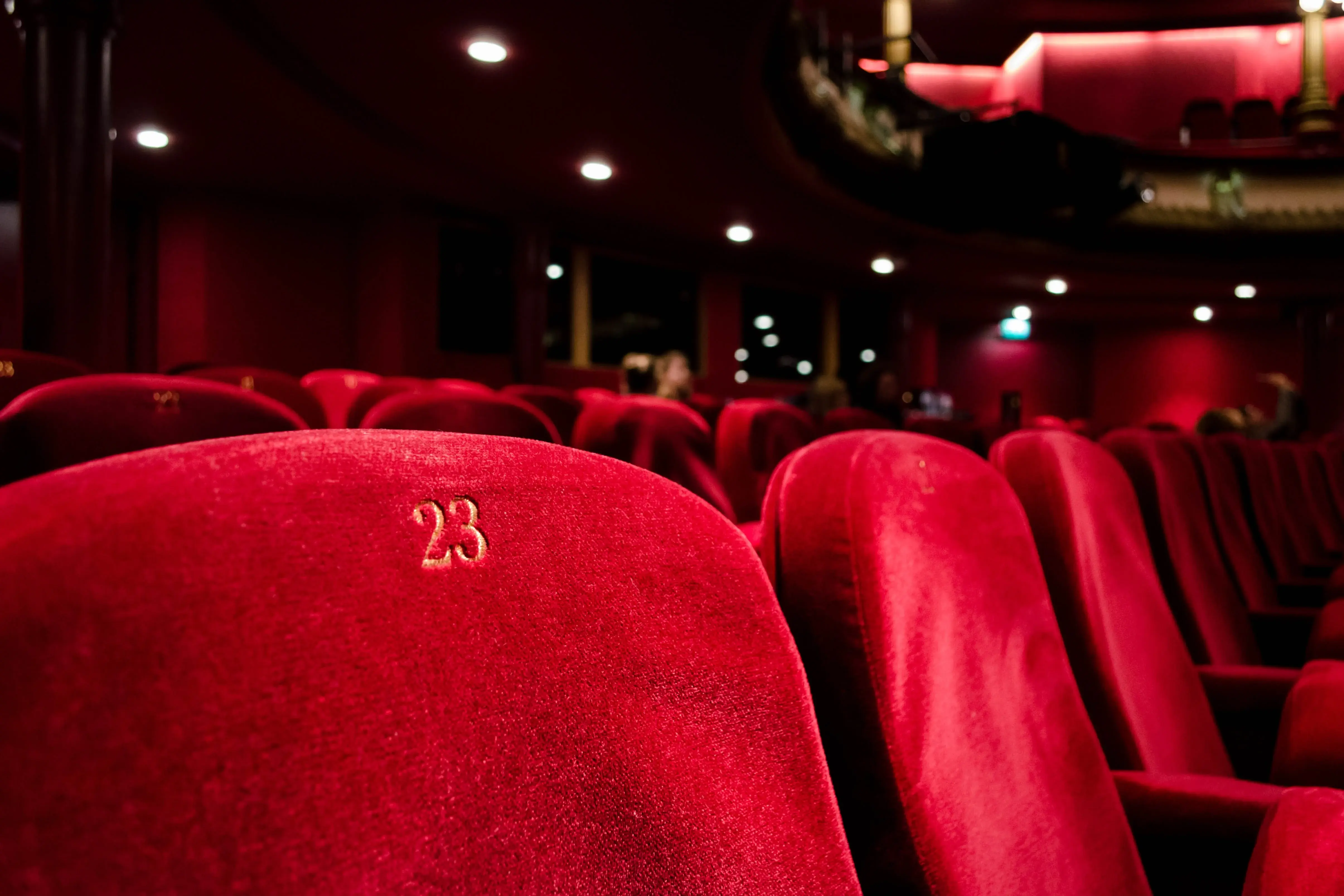 Rote Kinosessel der Astor Film Lounge.