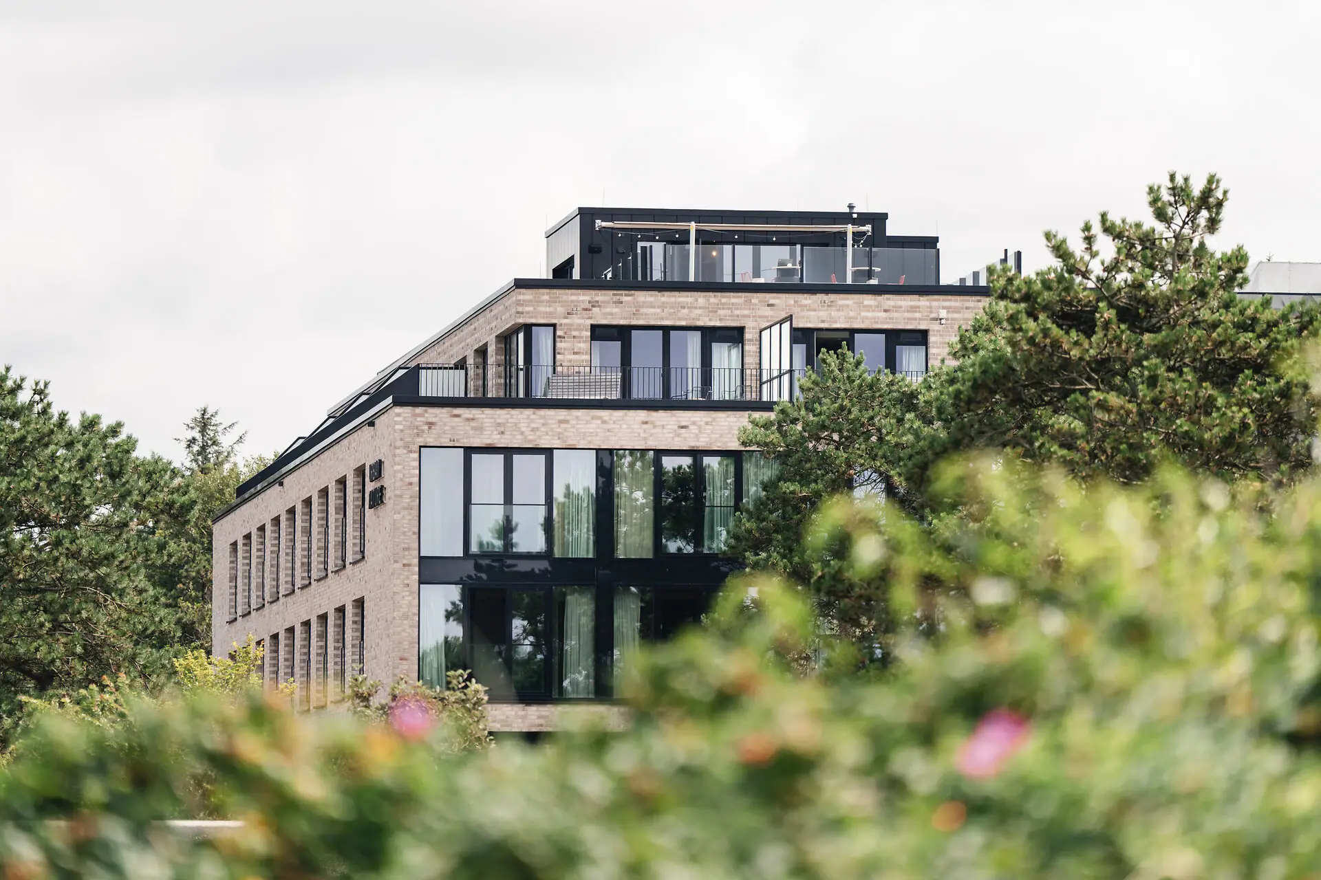 Ein Gebäude mit Bäumen im Hintergrund.