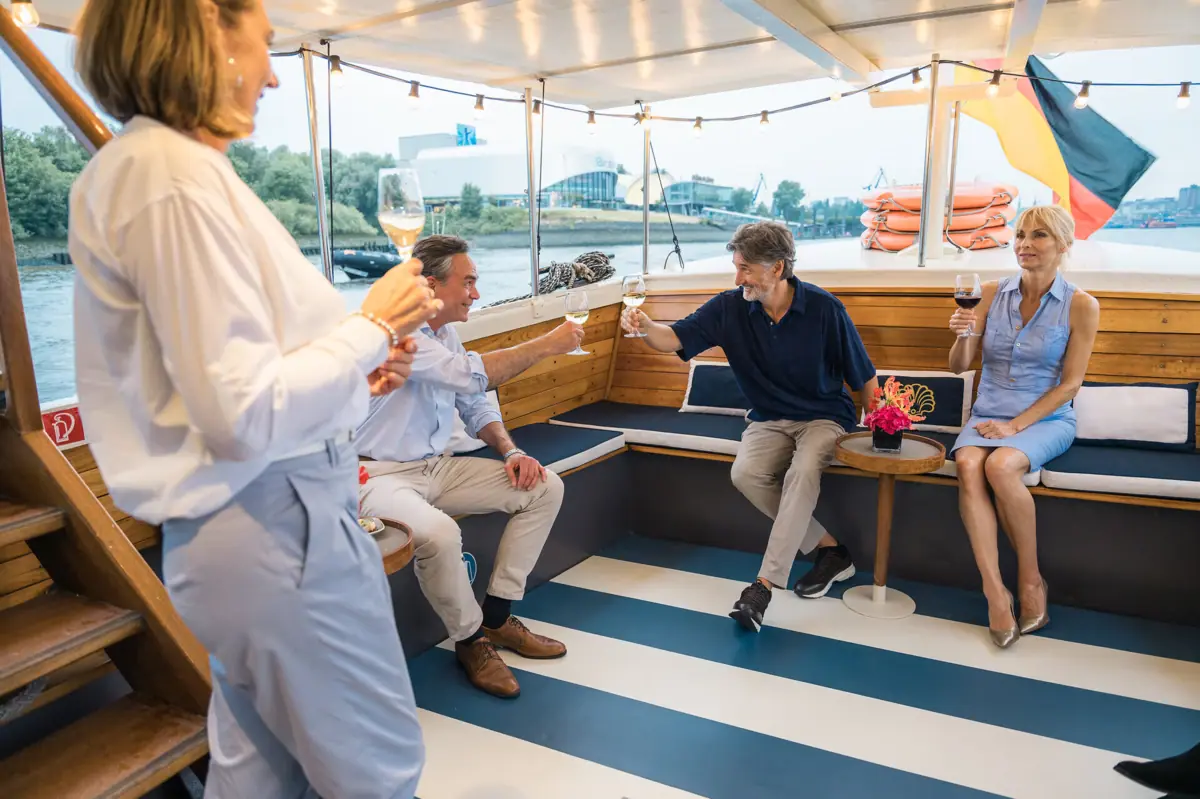 Zwei Paare in Abendgarderobe auf der MS Jacob Barkasse