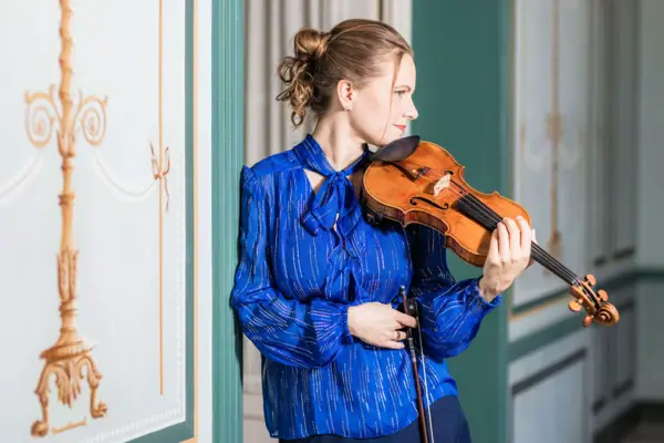 Julia Fischer hält ihre Geige.