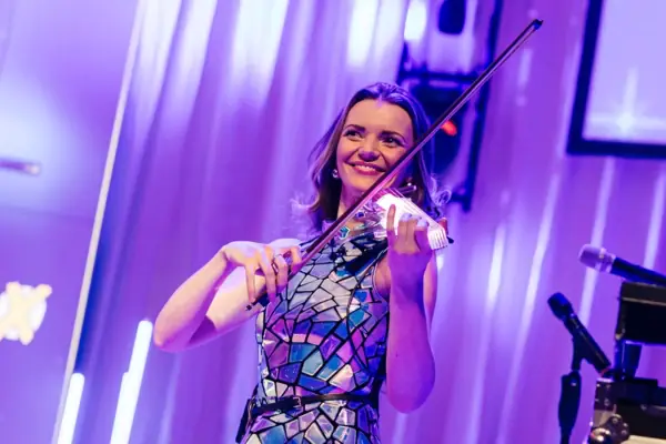 Eine Frau spielt Geige.