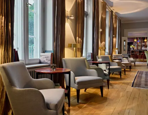 Die gemütliche Wohnhalle im Hotel Louis C. Jacob mit einigen Sesseln und Sofas.