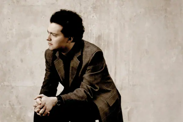 Evgeny Kissin im Anzug denkt nach.