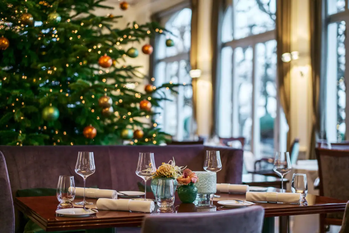 Ein für ein Abendessen gedeckter Tisch mit festlichem Geschirr und Dekoration.